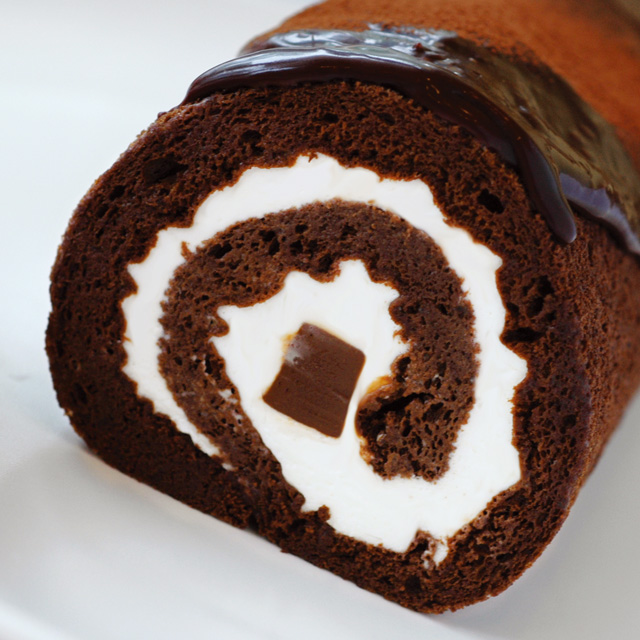 クリスマスケーキ お菓子 スイーツ グルメ ケーキ 生チョコ入りのロールケーキ 神戸魔法の生チョコロール・プレーン 兵庫