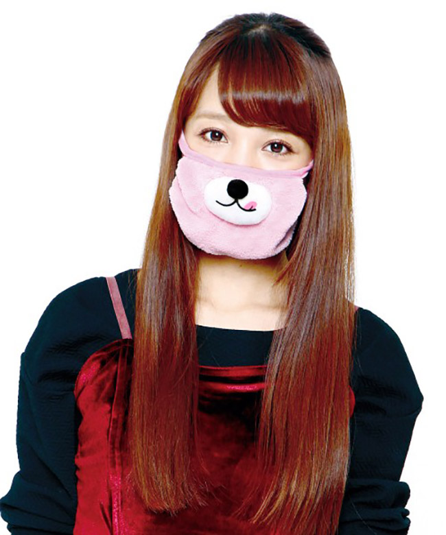 表地にぬいぐるみ素材を使用した、ピンククマモチーフのマスク。マスクとしての機能も果たしてくれるので、花粉、飛沫ウイルス対策にもお使いいただけます。ファッションのポイントに取り入れれば目立つこと間違いな